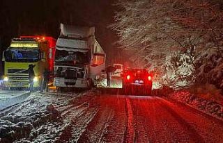 Hopa-Borçka karayolunda kar esareti