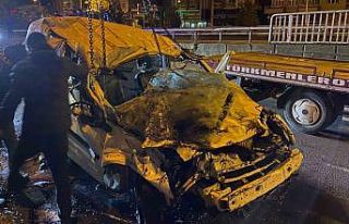 Hopa’da feci kaza... Kontrolden çıkan araç dereye...