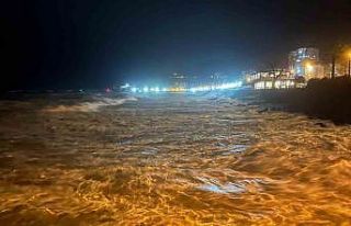 Hopa’da fırtına balık kafesini sahile sürükledi