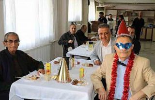 Huzurevinde yaşlılara moral ziyareti