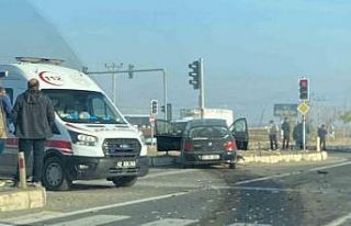 İki otomobil çarpıştı: 2 yaralı