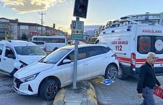 İki otomobil çarpıştı: 3 yaralı