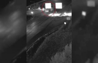 İki servis aracının karıştığı kaza kamerada......