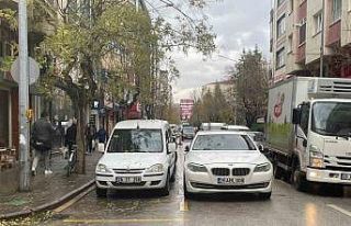 İkinci sıraya park edilen araçlar trafiğin sıkışmasına...