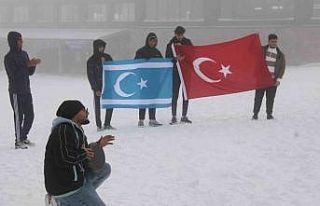 İlk defa kar gören Türkmenler gönüllerince eğlendi