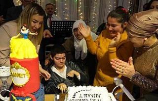 İlk kez doğum günü kutlayan engelli gencin hayali...
