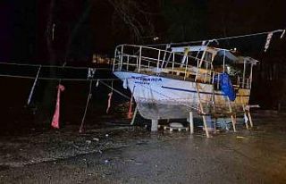 Irmak suyu taştı, tekne karada kaldı