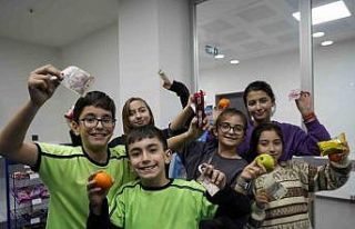 İşletmecisi olmayan okul kantininde öğrenciler...