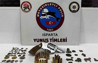 Isparta’da kaçak tarihi eserler ve silahlar ele...