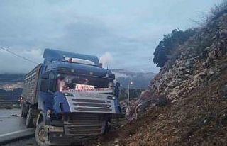 Isparta’da tır ve otomobil kafa kafaya çarpıştı:...