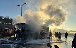 İstanbul’da yolcu otobüsü alevlere teslim oldu:...
