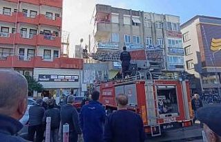 İtfaiye ekipleri ev yangınına balkondan girerek...