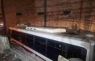 İzmir’de virajı alamayan belediye otobüsü AVM...