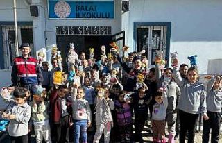 Jandarma, miniklere hayvan sevgisini aşıladı