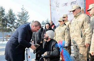 Jandarmadan engellilere tekerlekli sandalye desteği