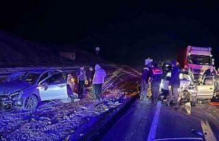 Kafa kafaya çarpışan iki otomobil hurdaya döndü:...