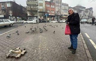 Kahramanmaraşlı esnaf depremde hasar alan cami önündeki...