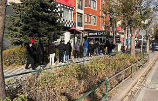 Kahvaltıya sıcak simit almak isteyen vatandaşlar...