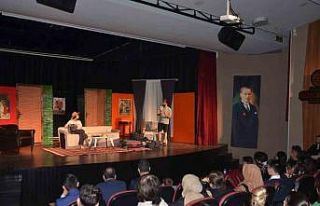 Kalbin Tek Arkadaşı” adlı tiyatro oyunu seyircilerle...