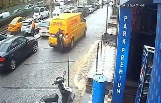 Kaldırımda geri manevra yapan ticari araç yayaya...