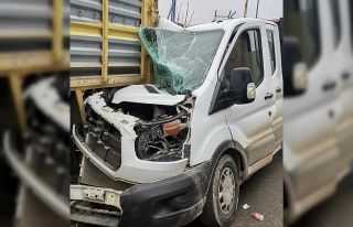 Kamyonet tırın dorsesine çarptı: 1 yaralı