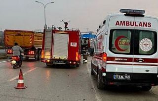 Kamyonetin kırmızı ışıkta bekleyen otomobile...