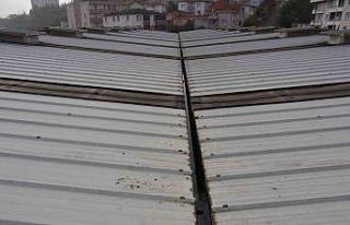 Kapalı pazar çatısında bakım ve onarım çalışması...