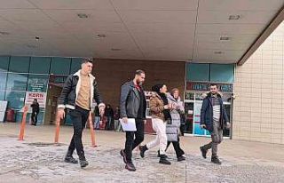 Kapıları kredi kartıyla açıp 4 evi soyan 2 kadın...