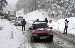 Kar yağışı nedeniyle Kazdağları’nda araç...