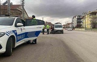 Karaman’da hafif ticari araçla çarpışan motokurye...
