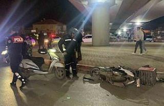 Karaman’da otomobil ile motokurye çarpıştı:...