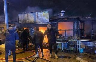 Karayolu kenarındaki çay ve gözleme tesisi yandı