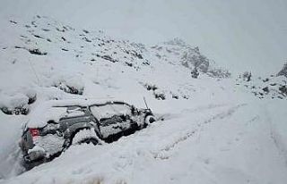 Karda mahsur kalan araçlar kurtarıldı