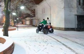 Karın keyfini ATV ile drift yaparak çıkardılar