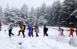 Karlı havaya rağmen 15 kilometre yürüdüler