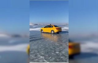 Karslı taksici taksisiyle buz tutan göl üzerine...