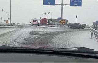 Kars’ta yollar buz pistine döndü