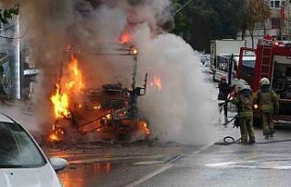 Kartal’da minibüs alev alev yandı, 20 yolcu tahliye...