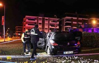 Kavşağa süratli giren otomobil anıt duvarına...