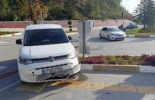 Kavşak sisteminde araçlar çarpıştı, şans eseri...