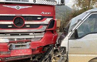 Kayan minibüs ile tır çarpıştı: 2 yaralı