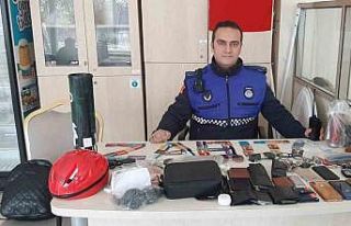 Kayıp eşyalar zabıtada sahiplerini bekliyor