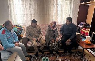 Kaymakam Çelik, yeni yaşam alanına kavuşan teyzeyle...