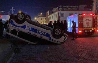 Kaza ucuz atlatıldı: Otomobilin çarptığı polis...