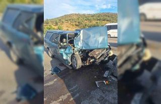 Kazada otomobil hurdaya döndü, çarptığı kamyonetin...