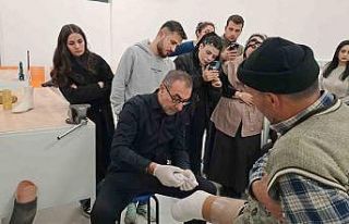 Kendi kurduğu laboratuarda ilk uygulama dersini kendi...