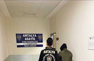 Kendisini polis ve savcı olarak tanıtarak dolandırıcılık...