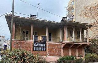 Kent merkezindeki metruk tarihi bina merak konusu...
