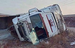 Kırıkkale’de tuz yüklü tır devrildi