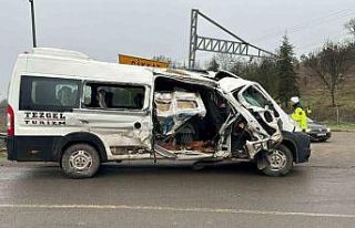 Kırklareli’nde yük treni ile minibüs çarpıştı:...